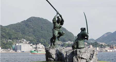 決闘する武蔵像と小次郎像
